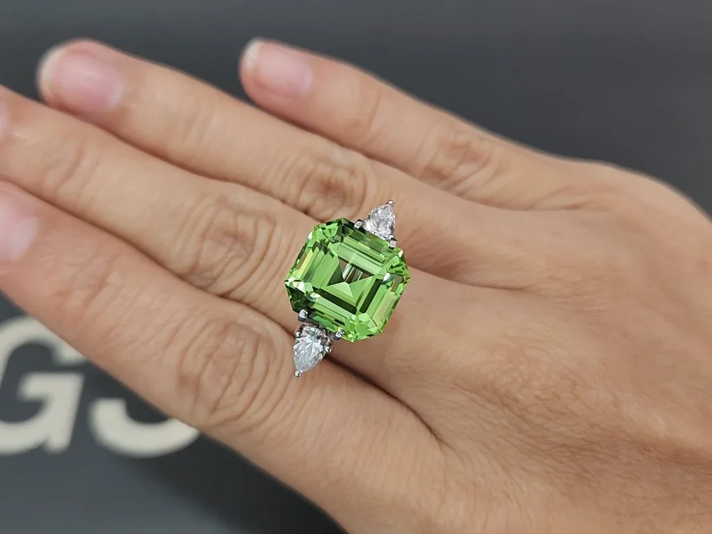 Large green peridot octagon cut 11.21 carats, Pakistan Image №5