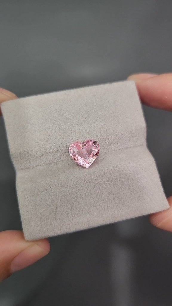 Untreated Padparadscha Heart Cut Sapphire 2.51ct, Sri Lanka Image №2