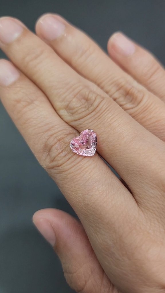 Untreated Padparadscha Heart Cut Sapphire 2.51ct, Sri Lanka Image №3
