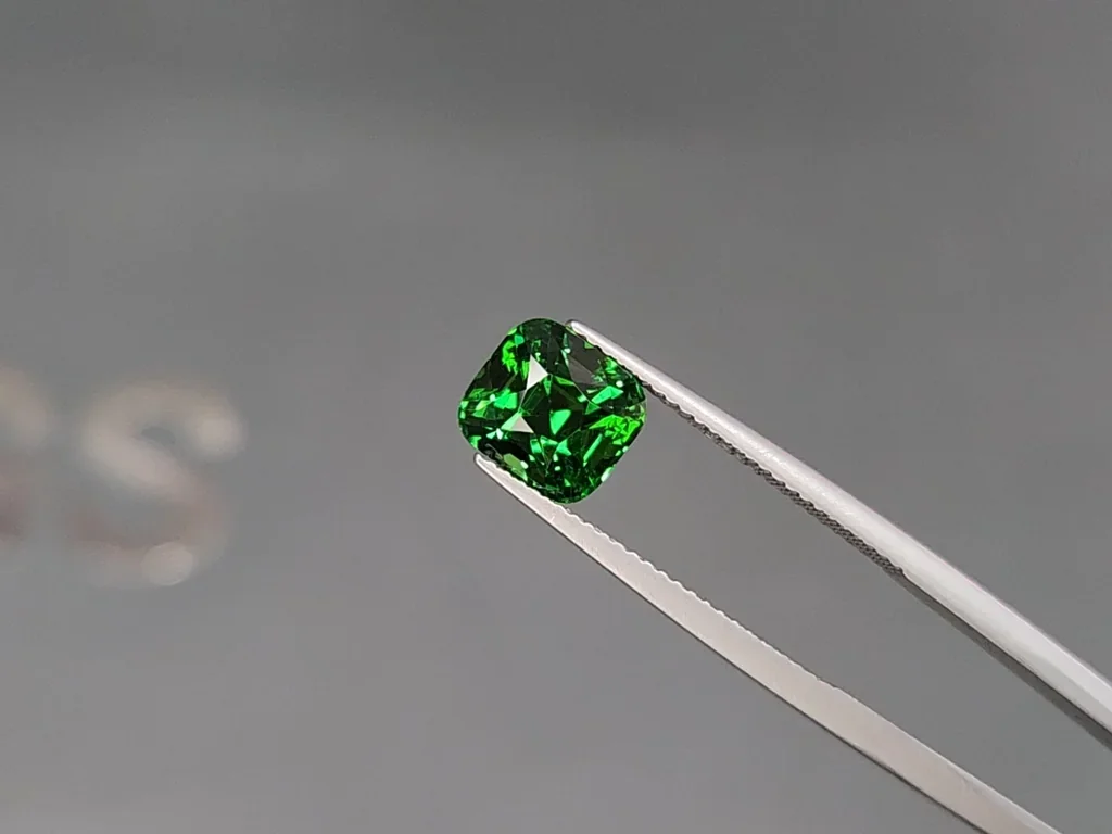 Tsavorite garnet Vivid Green radiant cut 3.21 carats, Tanzania Image №3