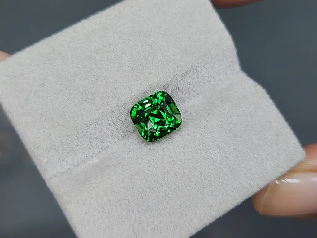 Tsavorite garnet Vivid Green radiant cut 3.21 carats, Tanzania Image №4