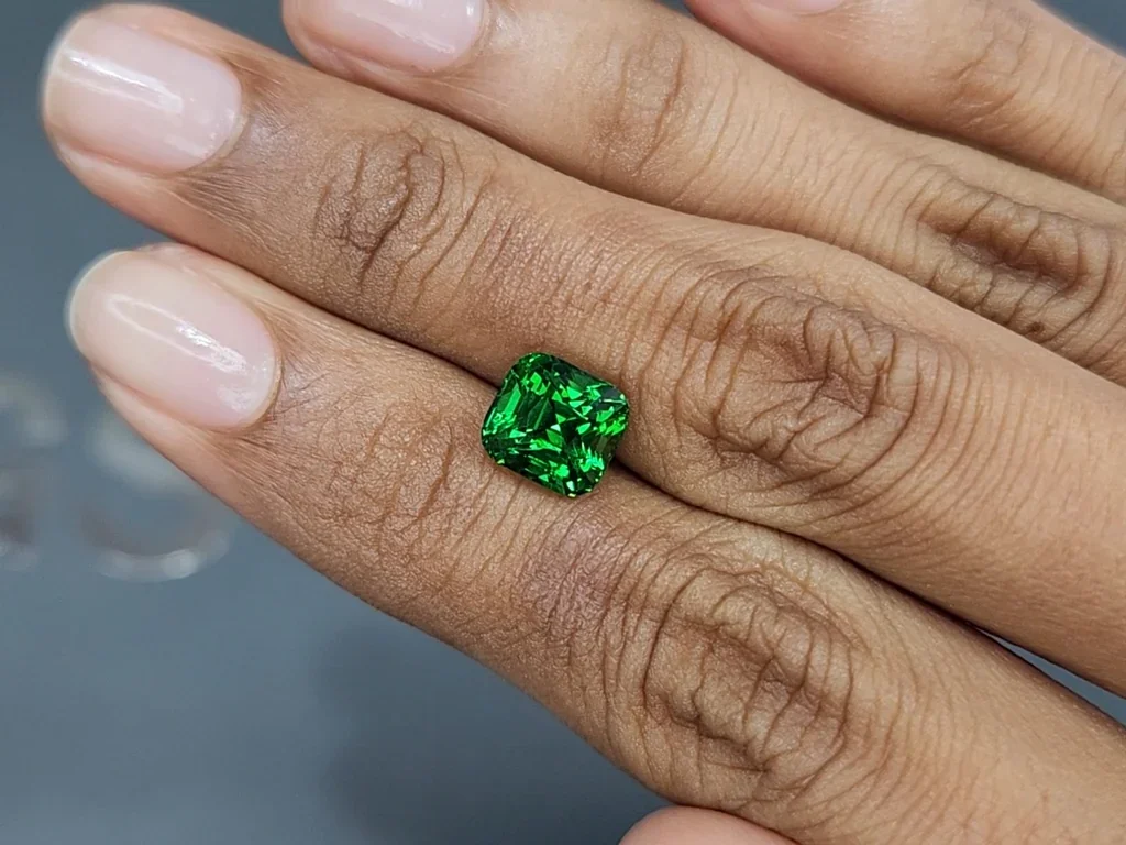 Tsavorite garnet Vivid Green radiant cut 3.21 carats, Tanzania Image №2
