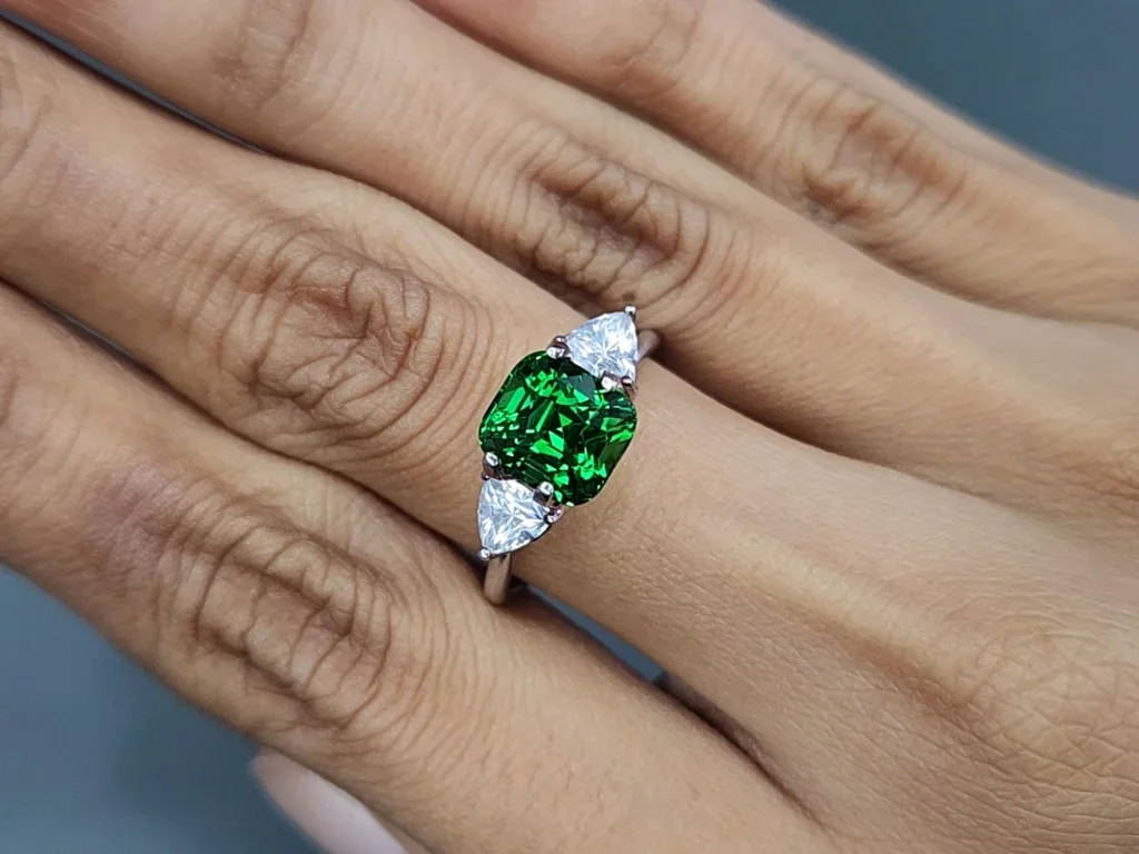 Tsavorite garnet Vivid Green radiant cut 3.21 carats, Tanzania Image №5