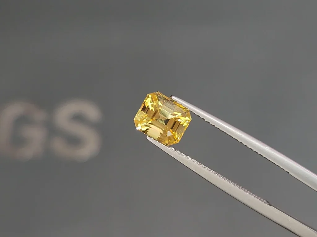 Sapphire Intense Yellow octagon cut 2.54 carats, Sri Lanka Image №3