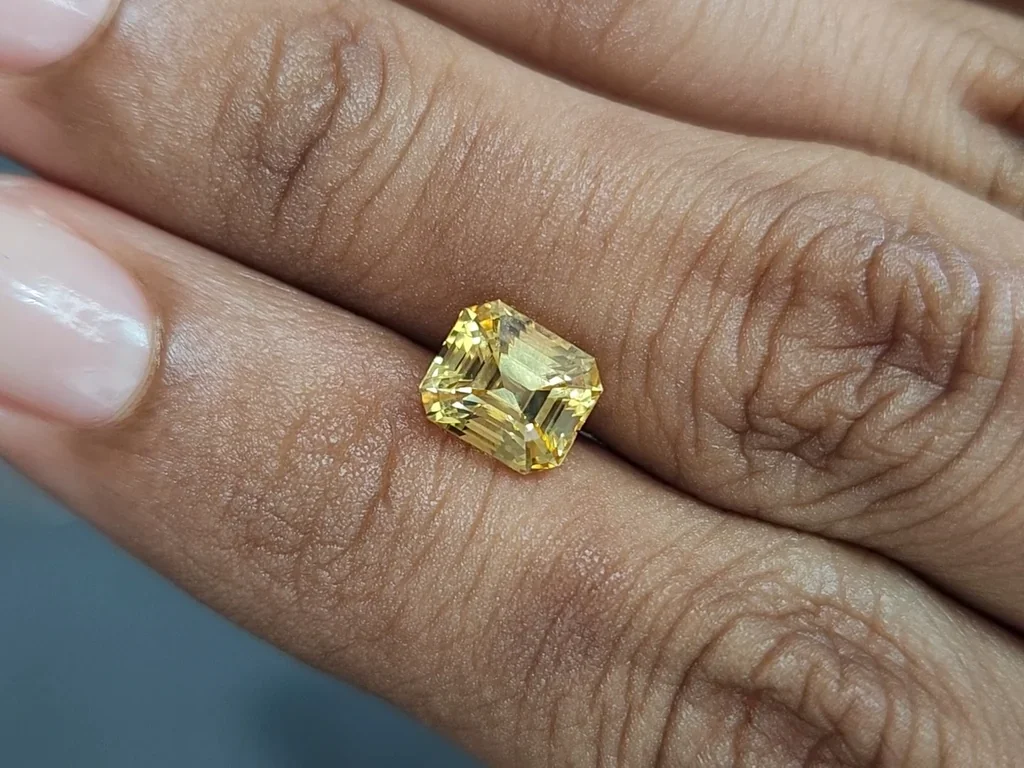 Sapphire Intense Yellow octagon cut 2.54 carats, Sri Lanka Image №2