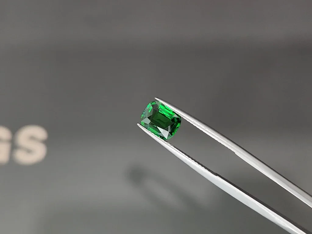 Garnet tsavorite cushion cut 2.01 carats, Africa Image №3
