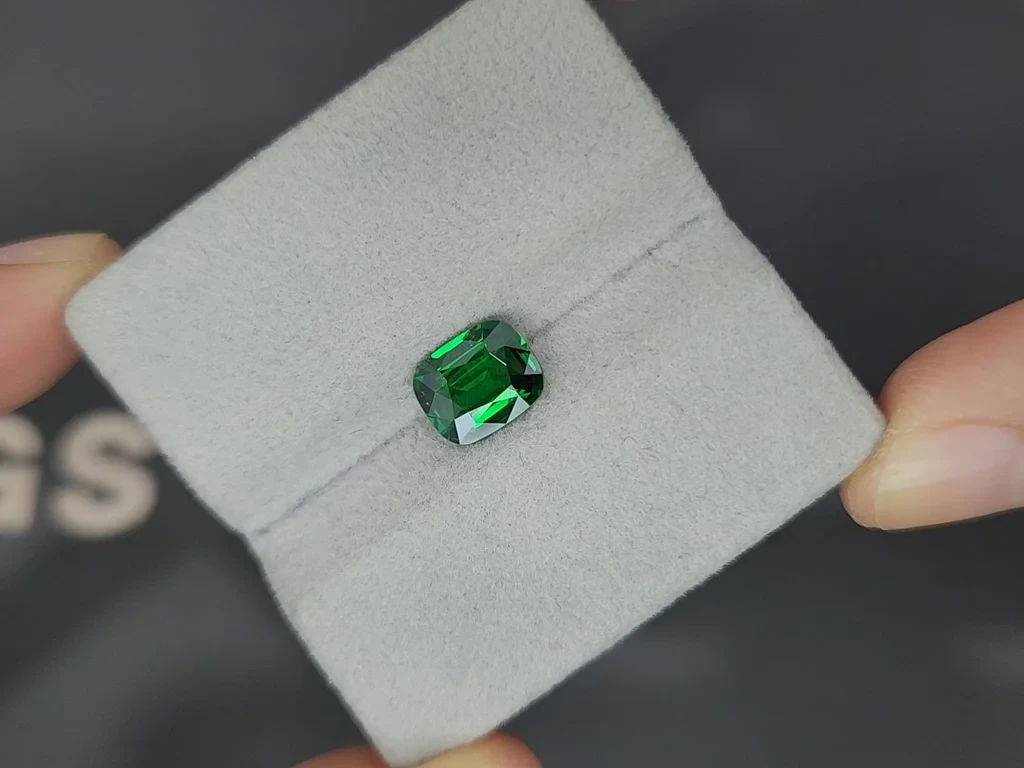 Garnet tsavorite cushion cut 2.01 carats, Africa Image №4