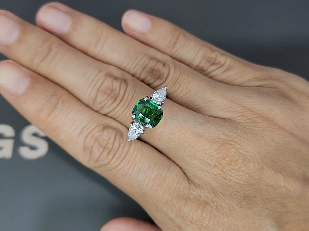Garnet tsavorite cushion cut 2.01 carats, Africa Image №5