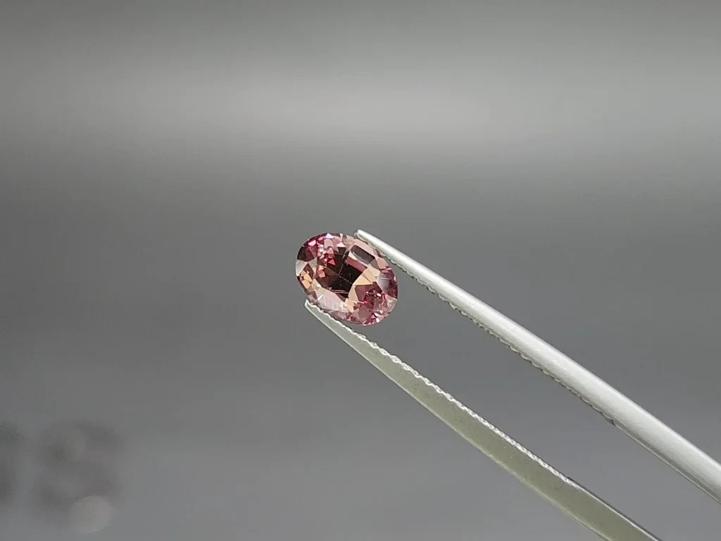 Garnet color change effect oval cut 1.13 carats, Tanzania Image №4