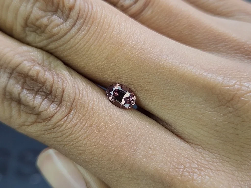 Garnet color change effect oval cut 1.13 carats, Tanzania Image №2