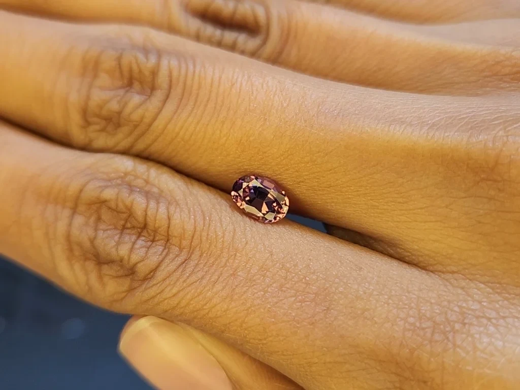Garnet color change effect oval cut 1.13 carats, Tanzania Image №3