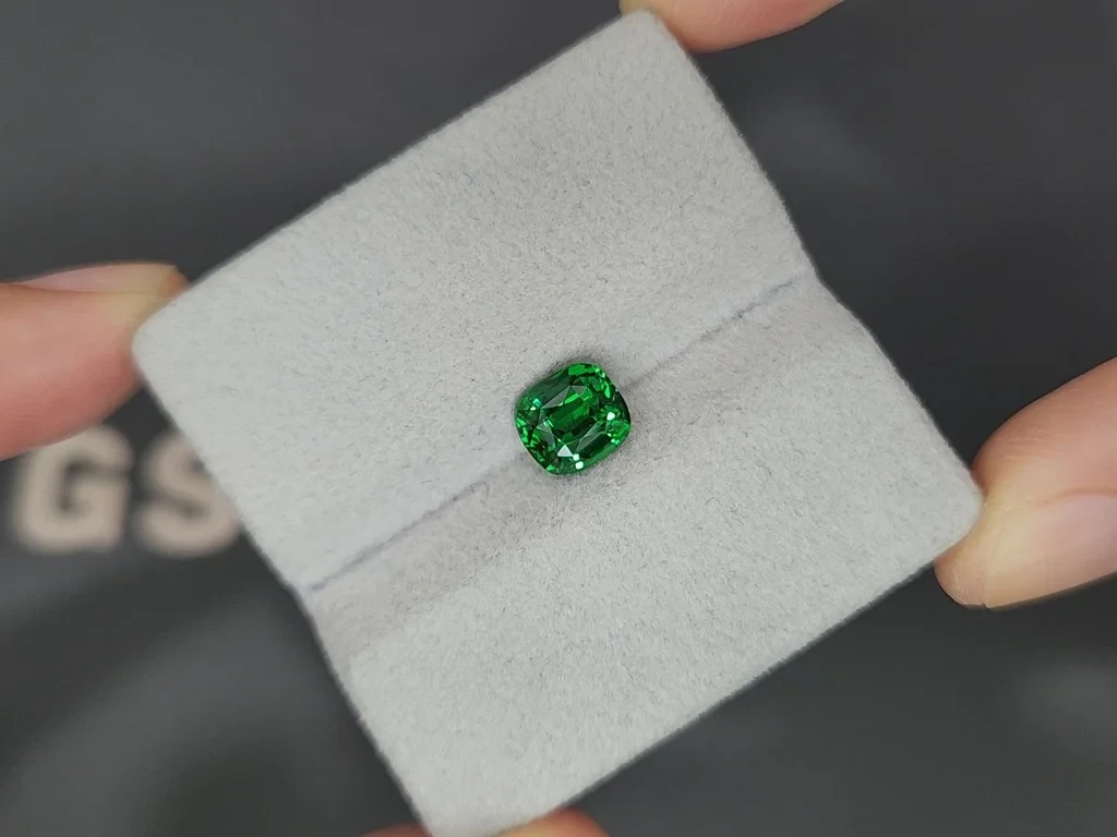 Garnet tsavorite Vivid Green cushion cut 2.02 carats, Africa Image №4