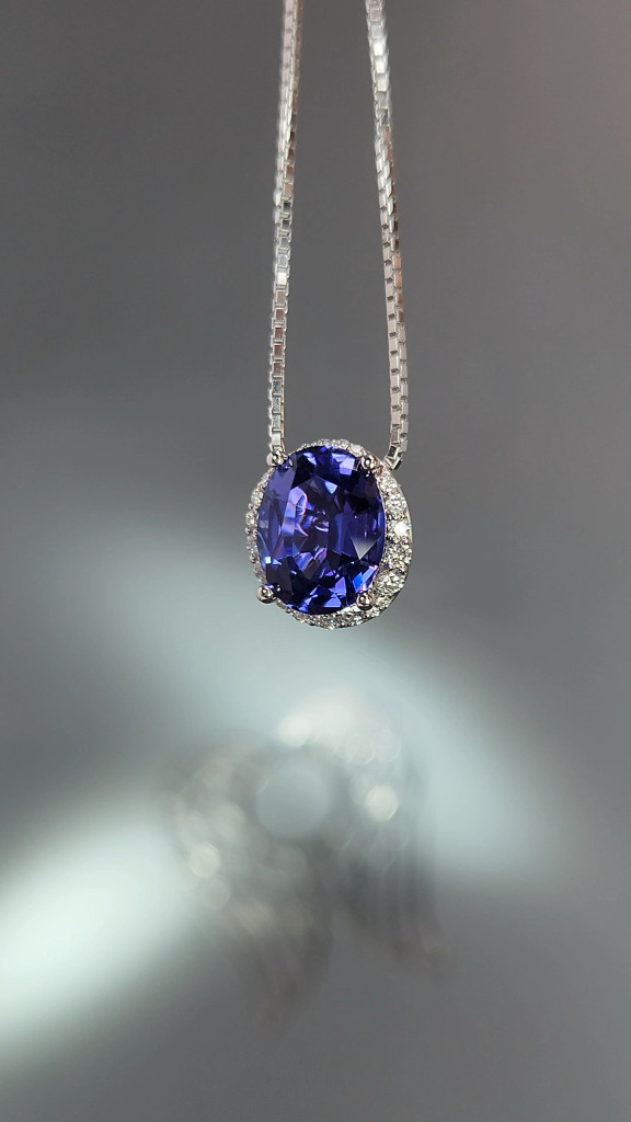 Pendant with 4.82 carat tanzanite and diamonds in 18K white gold Image №2