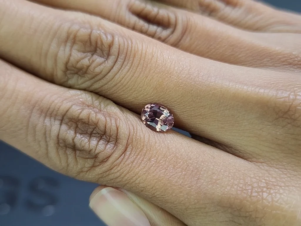 Garnet color change effect oval cut 1.40 carats, Tanzania Image №2
