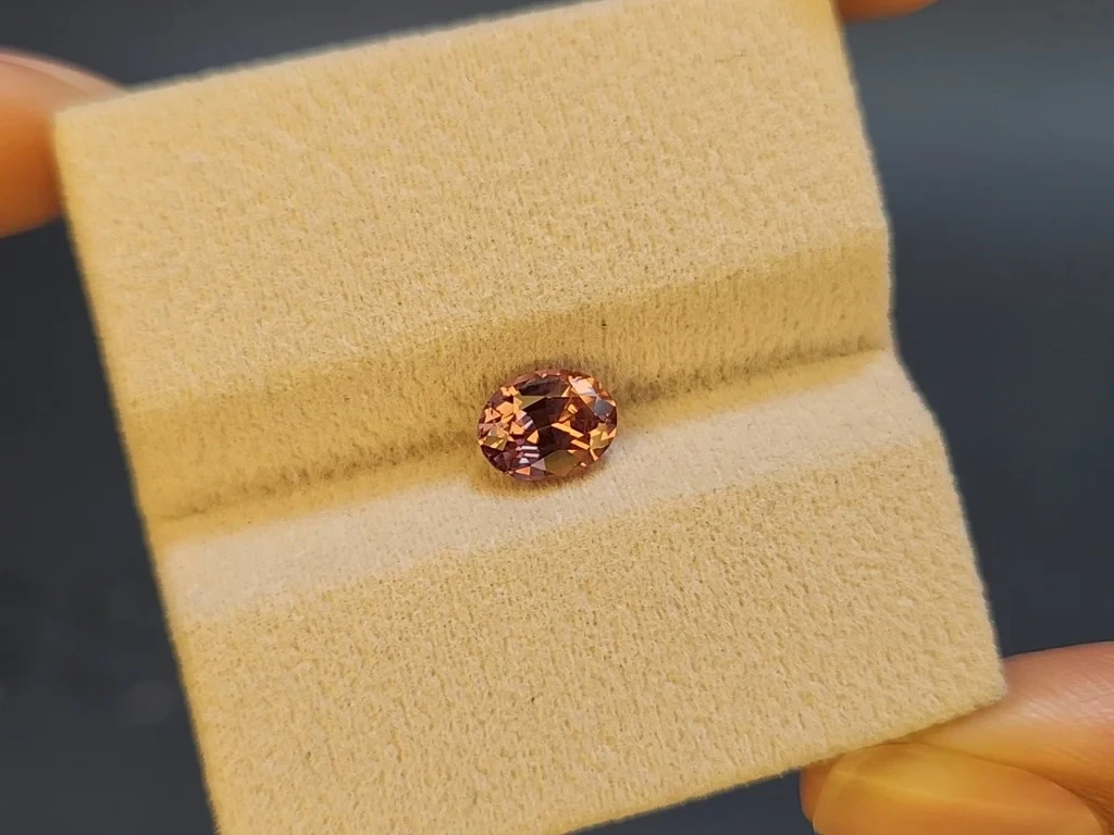 Garnet color change effect oval cut 1.40 carats, Tanzania Image №7