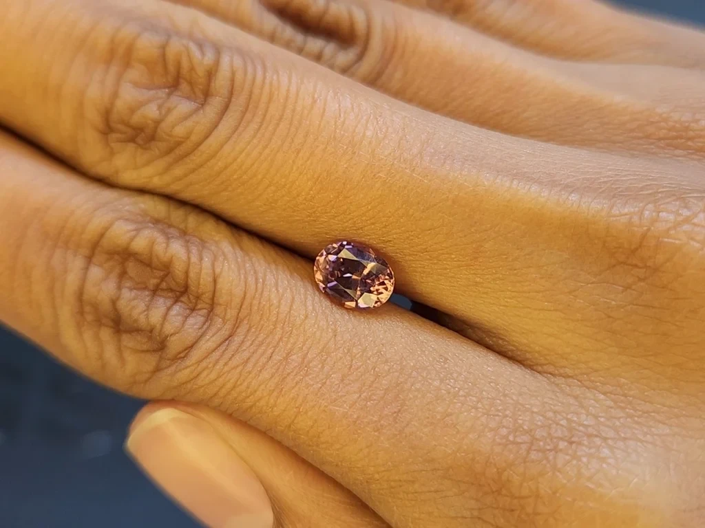 Garnet color change effect oval cut 1.40 carats, Tanzania Image №3