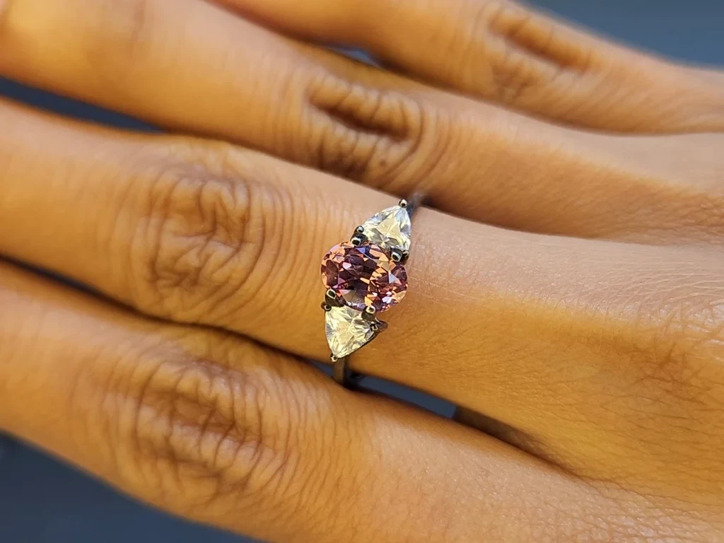 Garnet color change effect oval cut 1.40 carats, Tanzania Image №9