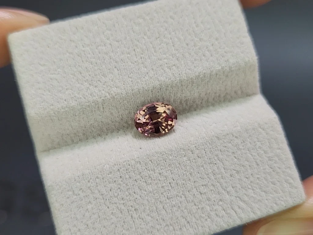 Garnet color change effect oval cut 1.40 carats, Tanzania Image №6