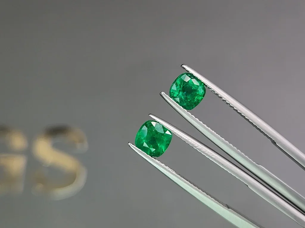 Pair of cushion cut vivid green emeralds 1.89 carat, Zambia  Image №3