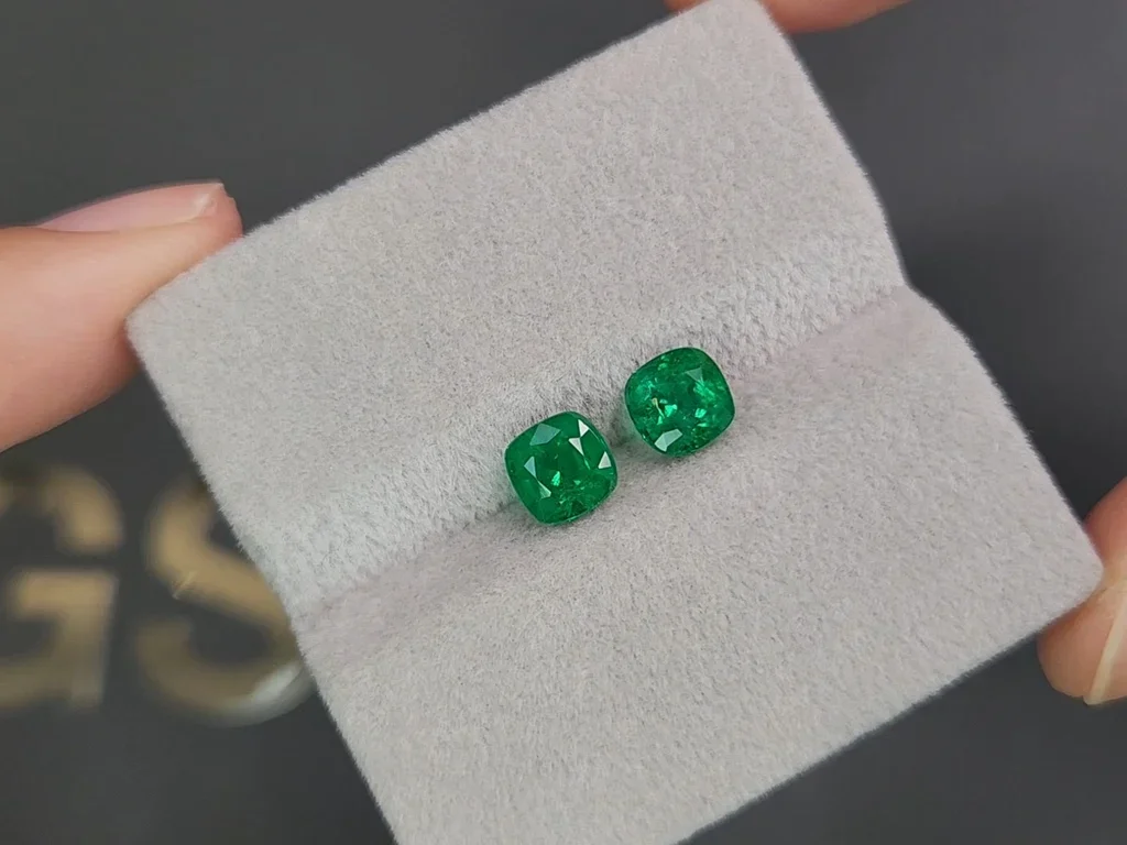 Pair of cushion cut vivid green emeralds 1.89 carat, Zambia  Image №4