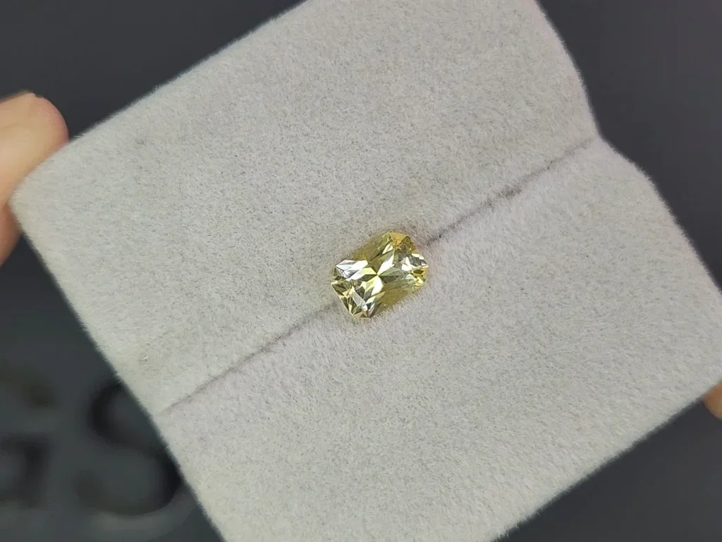 Yellow radiant cut sapphire 1.07 carats, Sri Lanka Image №4