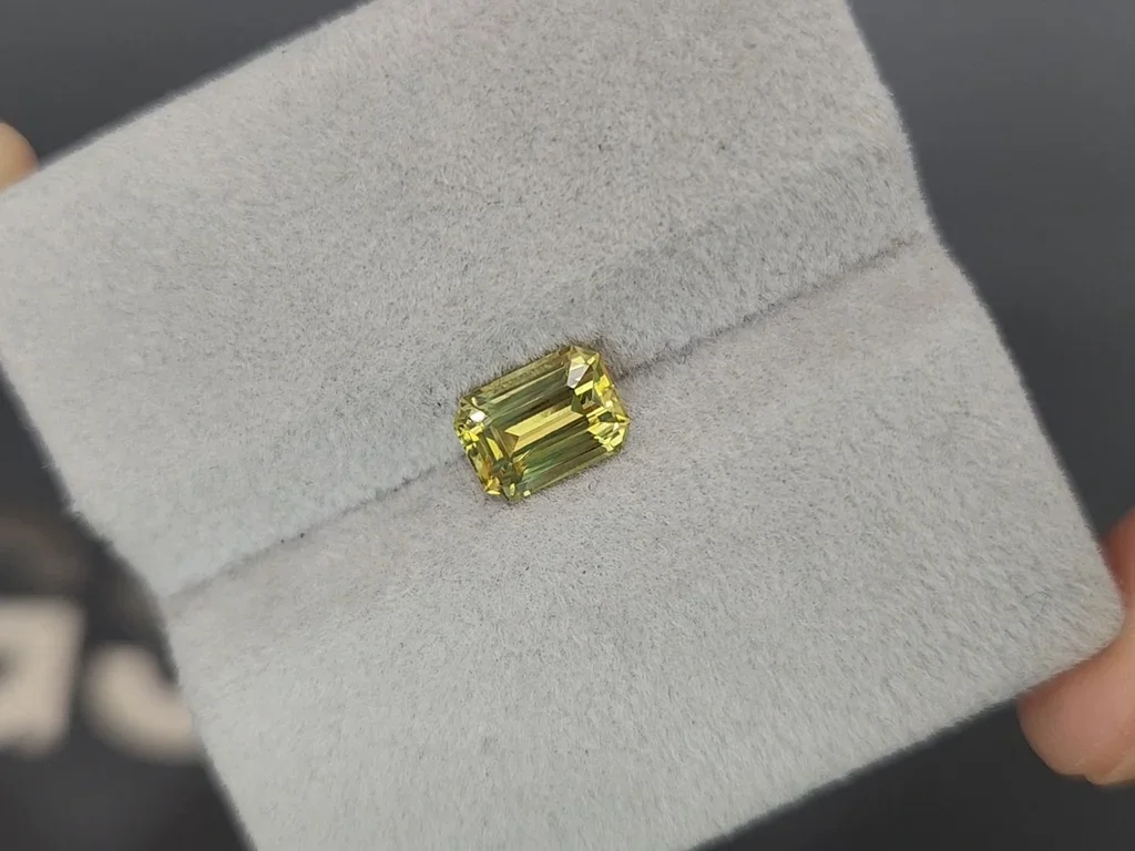 Yellow-green chrysoberyl in octagon cut 1.54 carats, Sri Lanka Image №4