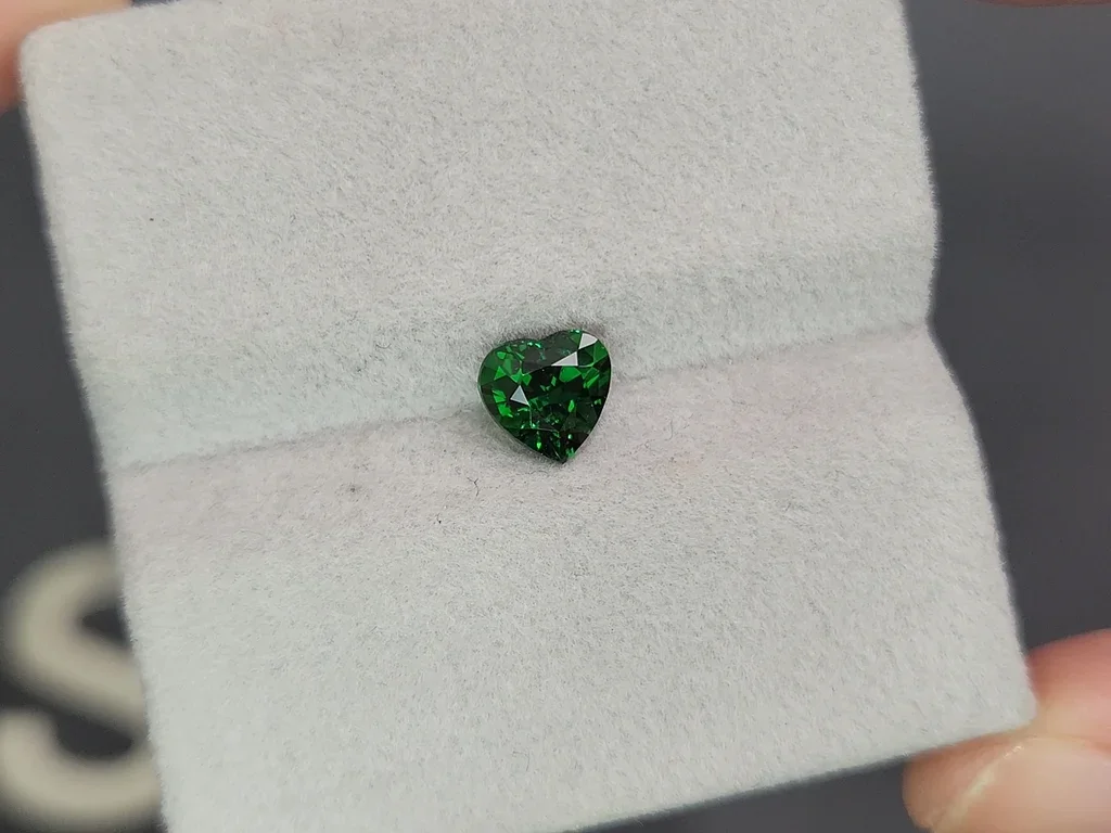 Tsavorite garnet in heart cut 1.02 carats, Tanzania Image №4