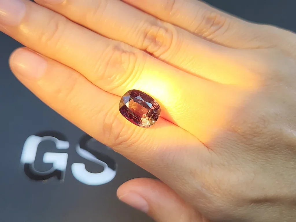 Color change alexandrite in cushion cut 8.07 carats, Sri Lanka Image №3