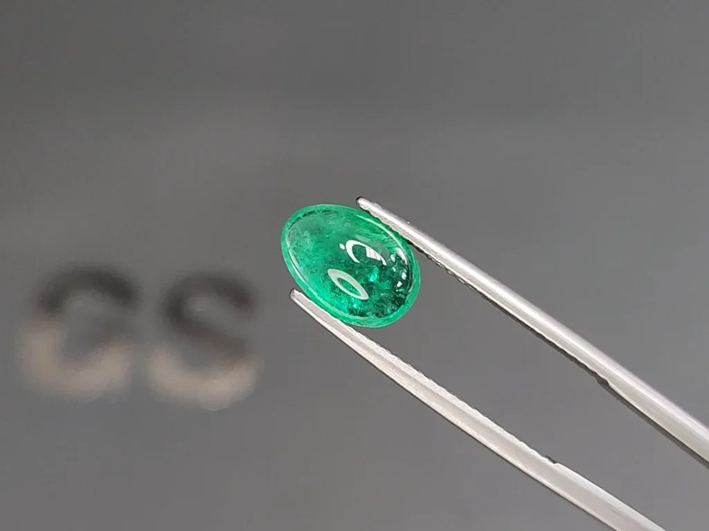 Emerald cabochon cut 1.90 carats, Russia Image №3
