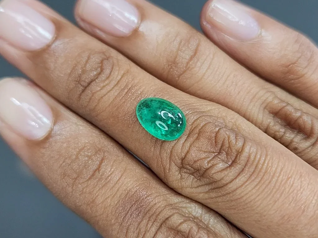 Emerald cabochon cut 1.90 carats, Russia Image №2
