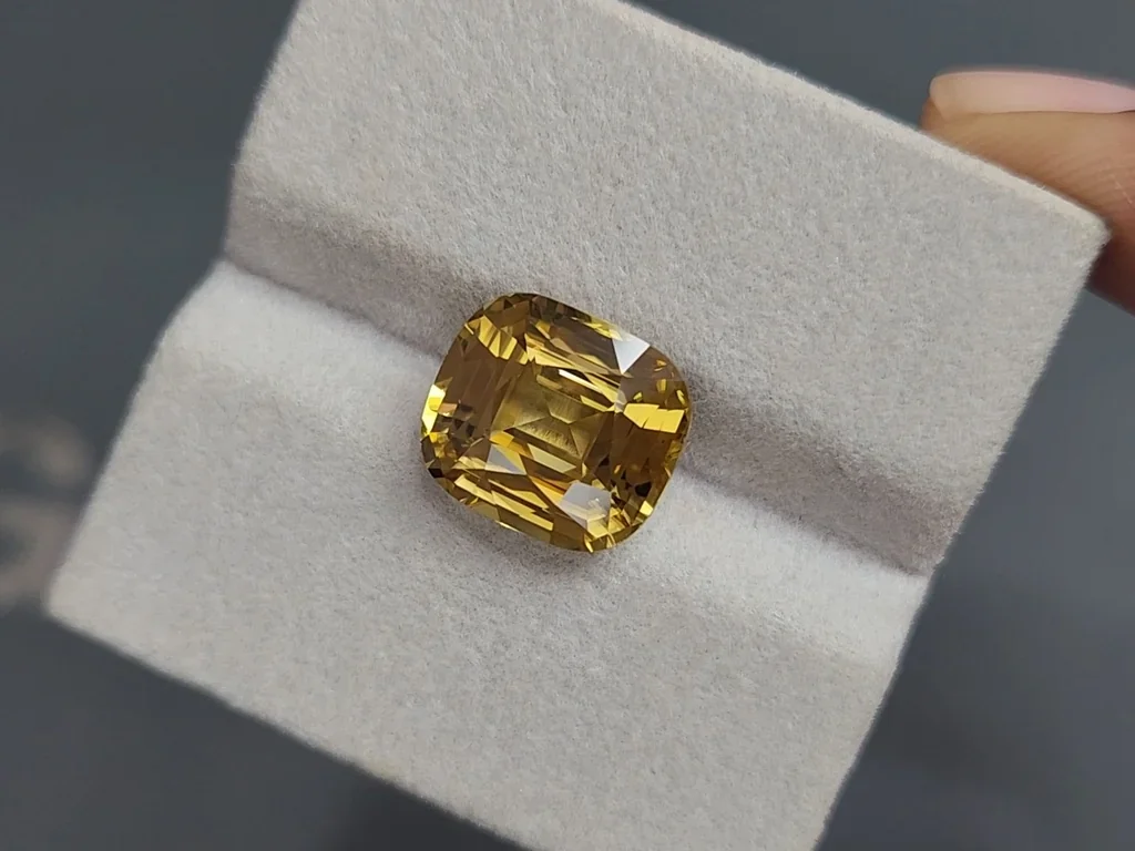 Yellow zircon cushion cut 11.11 carats, Africa Image №4