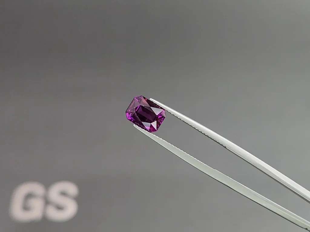 Purple garnet umbalite otagon cut  2.30 carats, Africa Image №3
