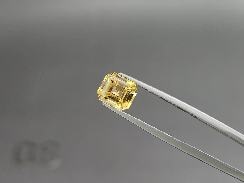 Unheated yellow sapphire octagon cut 3.11 carats, Sri Lanka Image №3