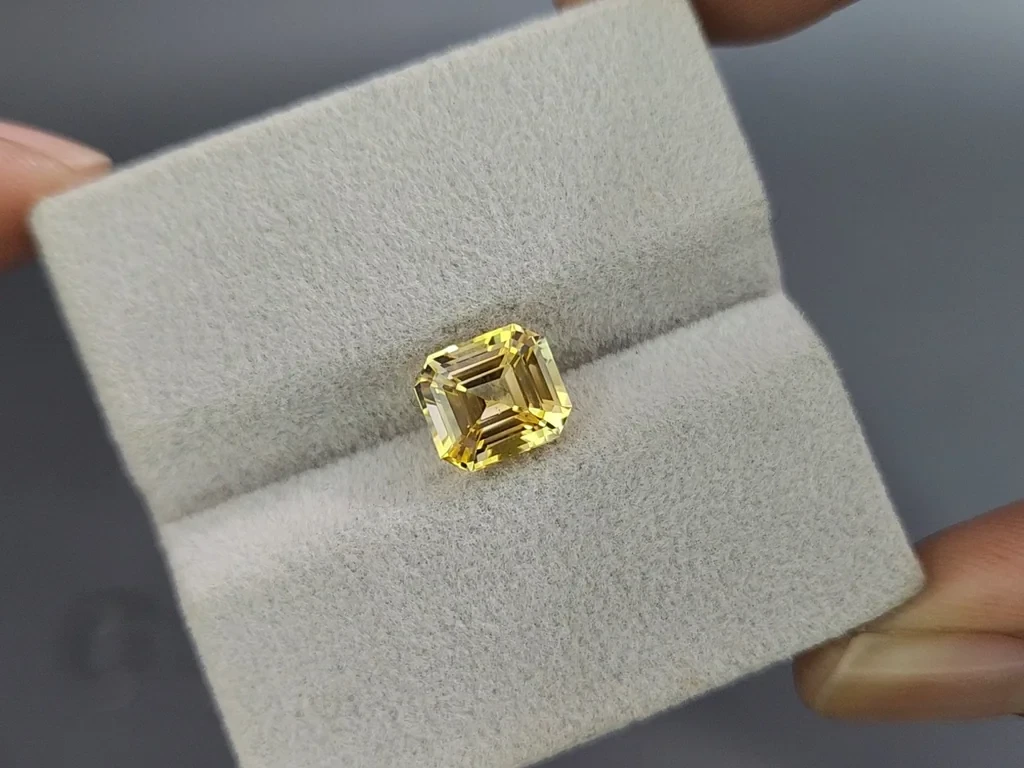 Unheated yellow sapphire octagon cut 3.11 carats, Sri Lanka Image №4