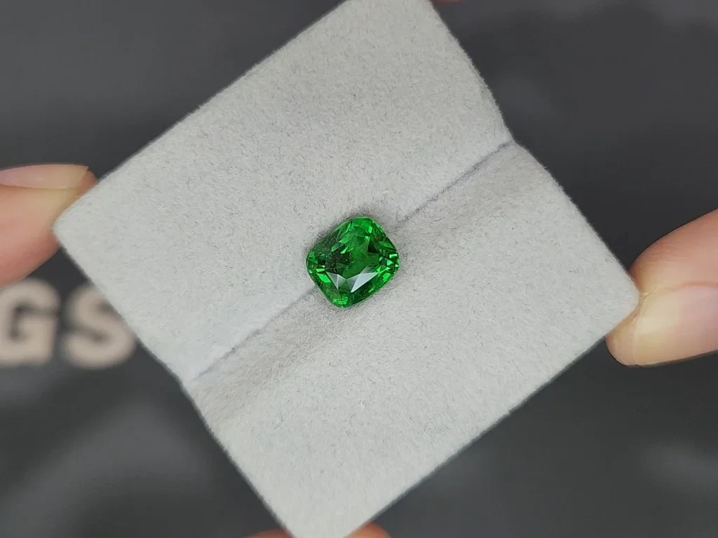 Garnet tsavorite Vivid Gree cushion cut 3.04 carats,  Africa Image №3