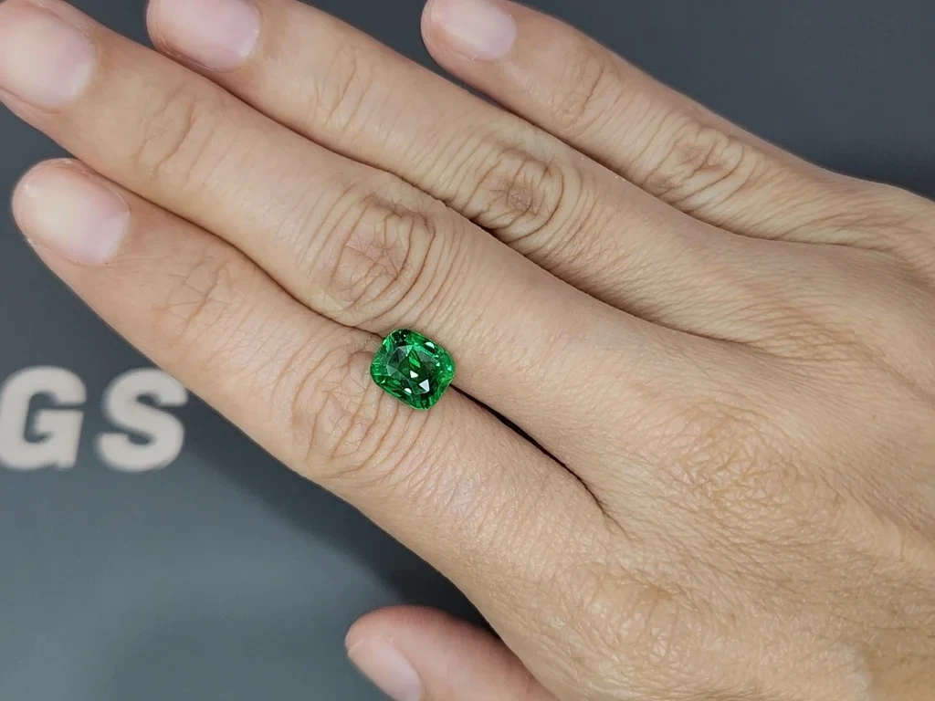 Garnet tsavorite Vivid Gree cushion cut 3.04 carats,  Africa Image №2