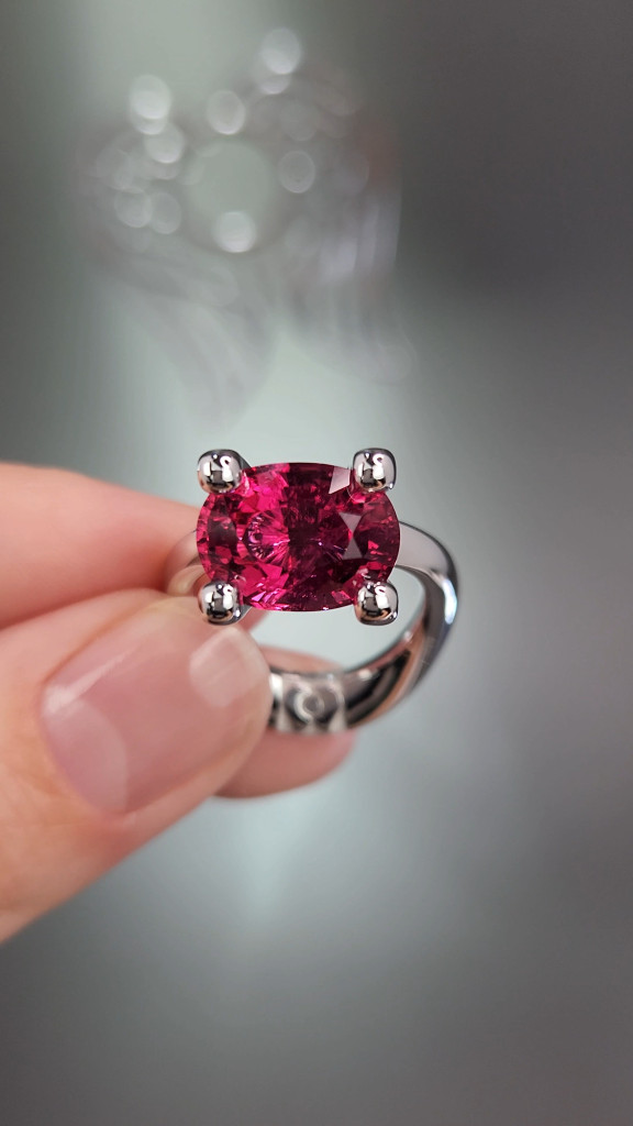 Ring with 5.49 carat rubellite tourmaline in 18K white gold Image №2