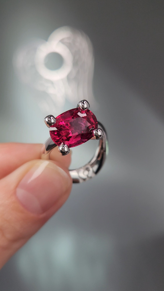 Ring with 5.49 carat rubellite tourmaline in 18K white gold Image №4