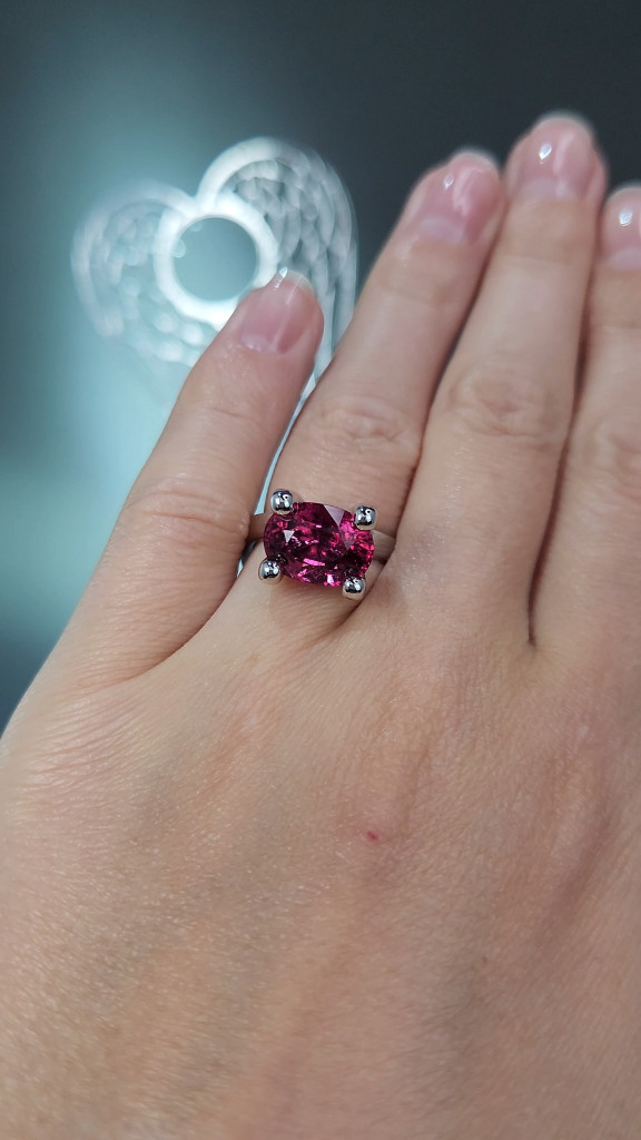 Ring with 5.49 carat rubellite tourmaline in 18K white gold Image №5