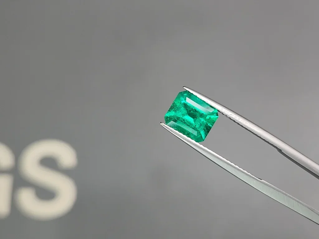 Colombian emerald octagon shape 1.99 ct, Muzo Green Image №3