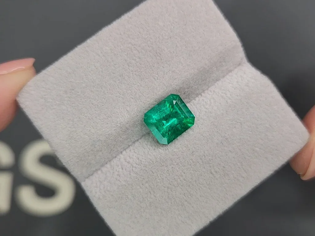 Colombian emerald octagon shape 1.99 ct, Muzo Green Image №4