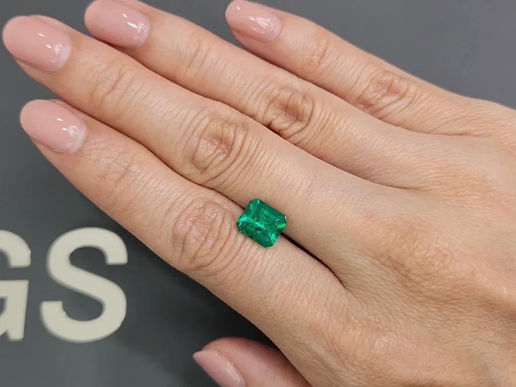 Colombian emerald octagon shape 1.99 ct, Muzo Green Image №2