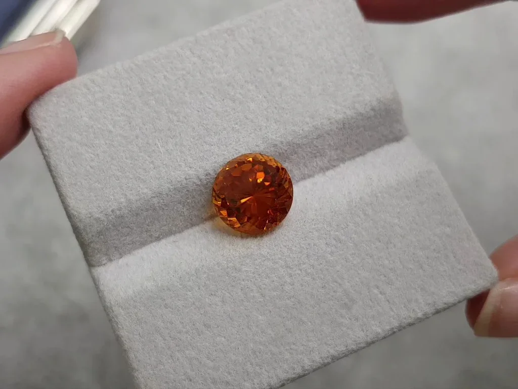 Vivid orange clinohumite 3.88 carats in round cut, Afghanistan Image №3