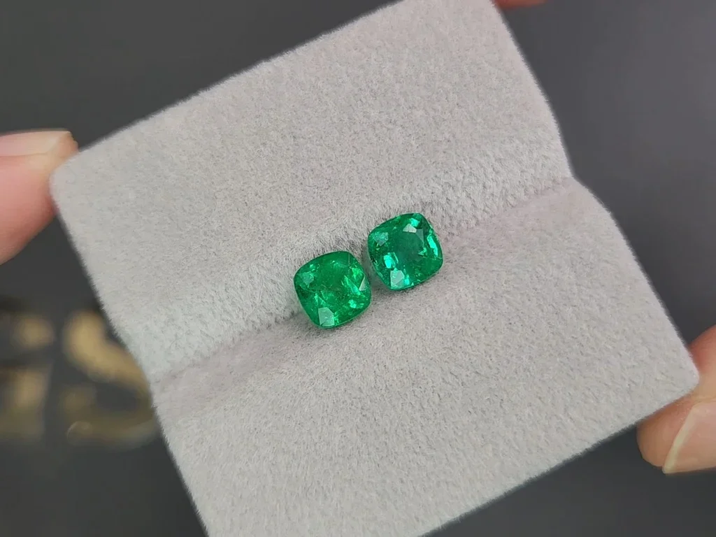 Pair of intense green emeralds in cushion cut 1.86 carats, Zambia  Image №4