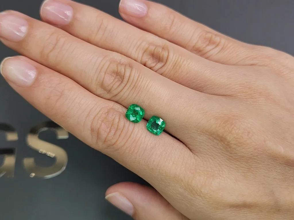Pair of intense green emeralds in cushion cut 1.86 carats, Zambia  Image №2
