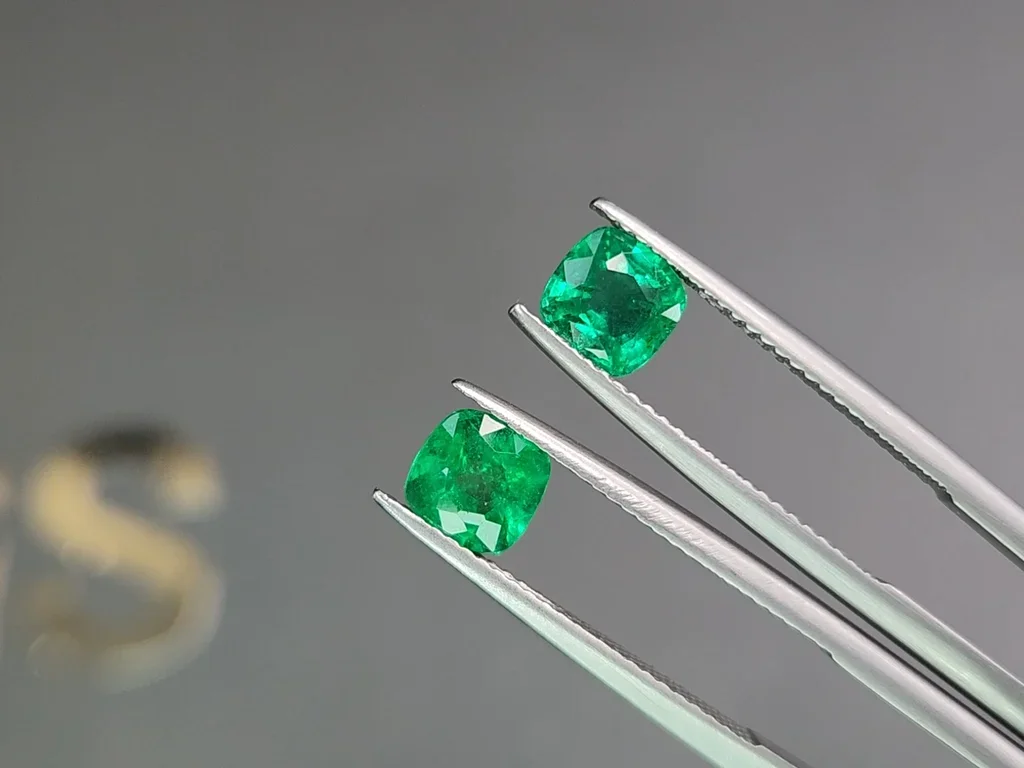 Pair of intense green emeralds in cushion cut 1.86 carats, Zambia  Image №3