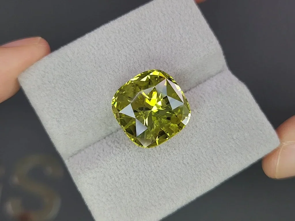Rare golden chrysoberyl in cushion cut 15.82 carats Image №4