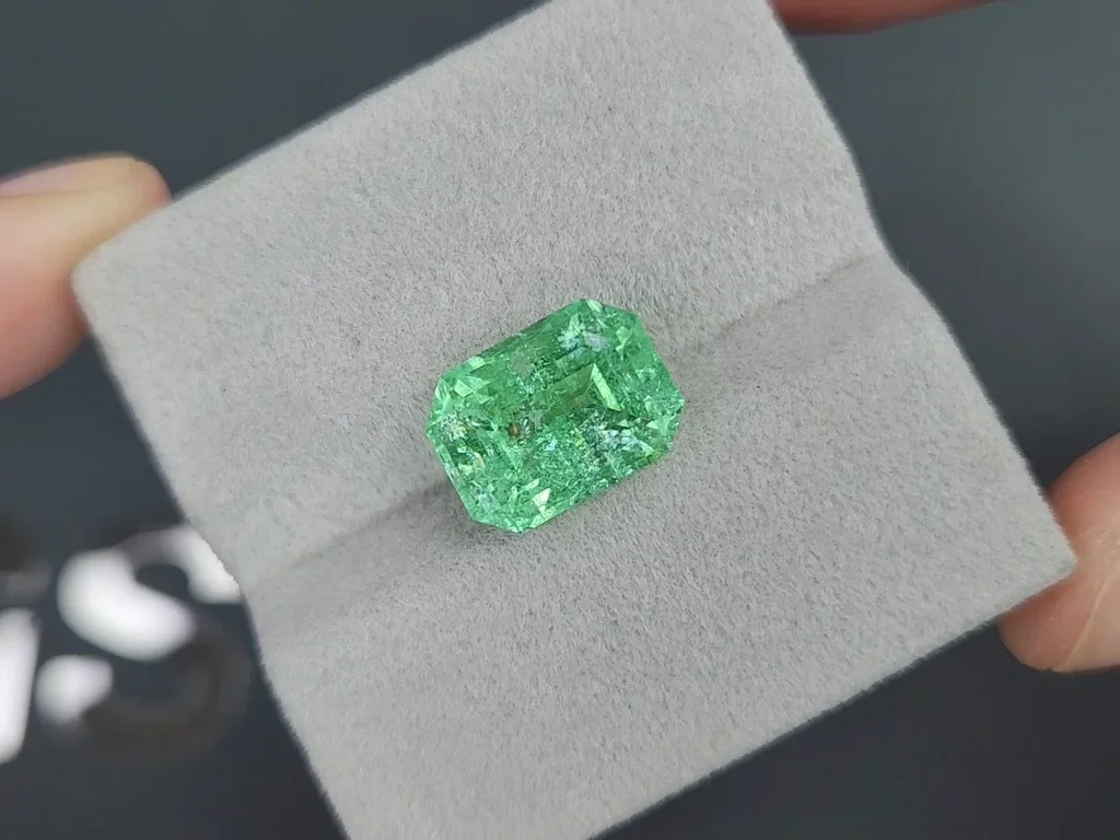 Octagon-cut neon green Paraiba tourmaline 7.58 carats, Mozambique Image №4