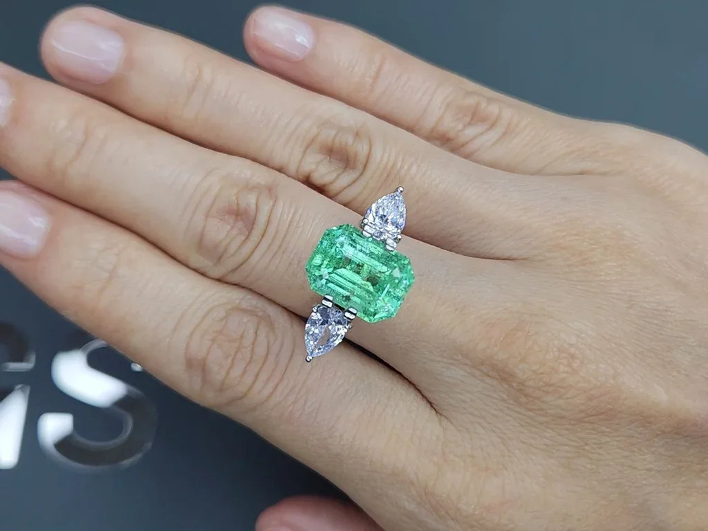 Octagon-cut neon green Paraiba tourmaline 7.58 carats, Mozambique Image №5