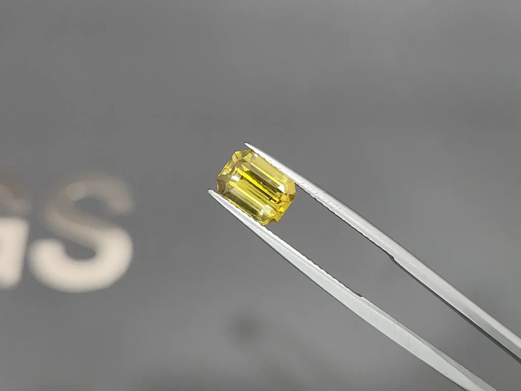 Yellow-green chrysoberyl in octagon cut 2.45 carats, Sri Lanka Image №3